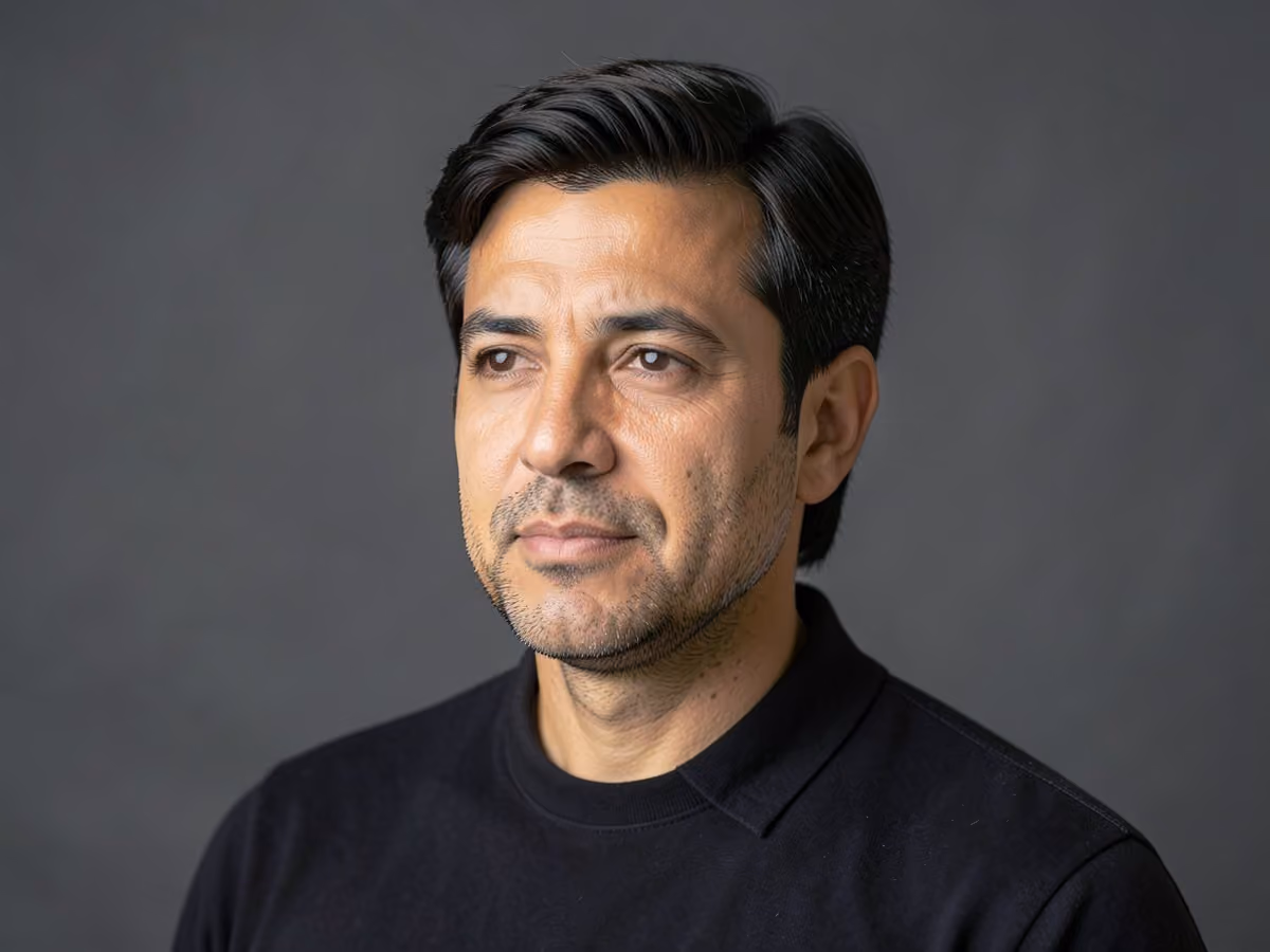 Man with a layered collar length cut
