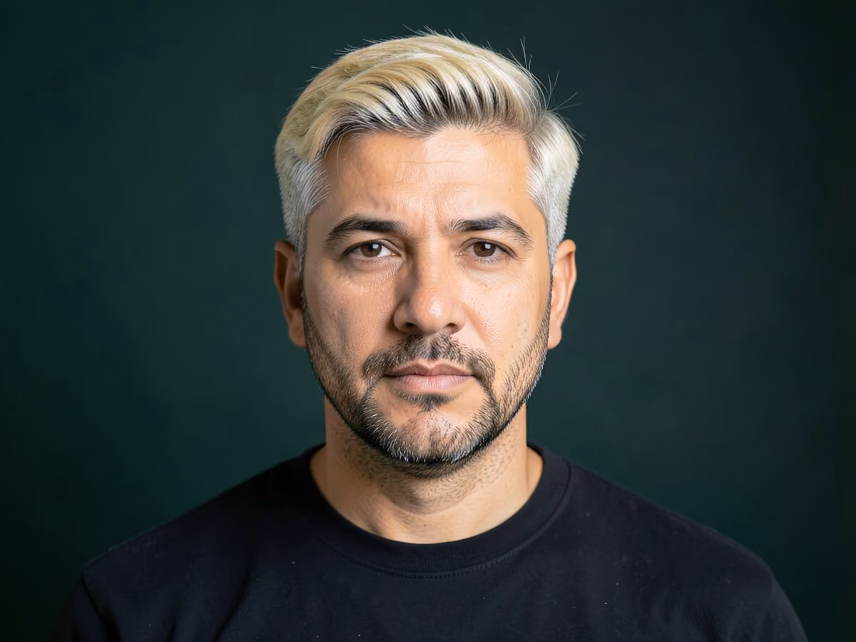 Man with a brad pitt thelma and louise hair