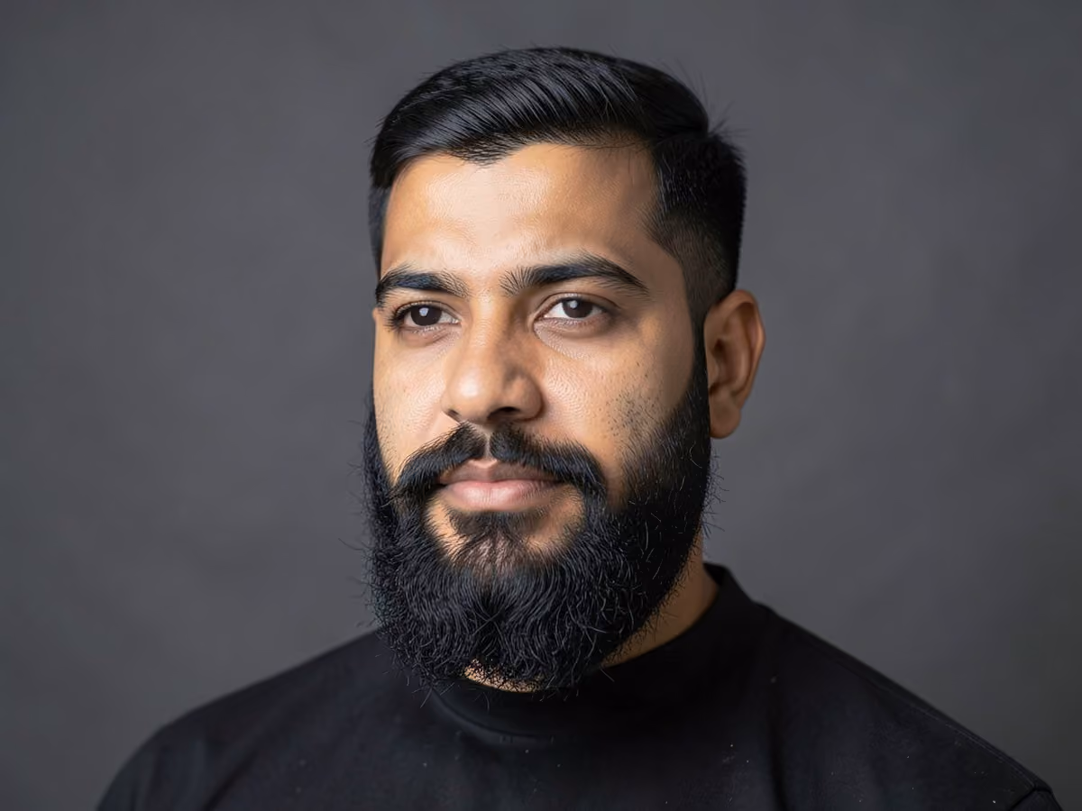 Man with a boxed full beard haircut
