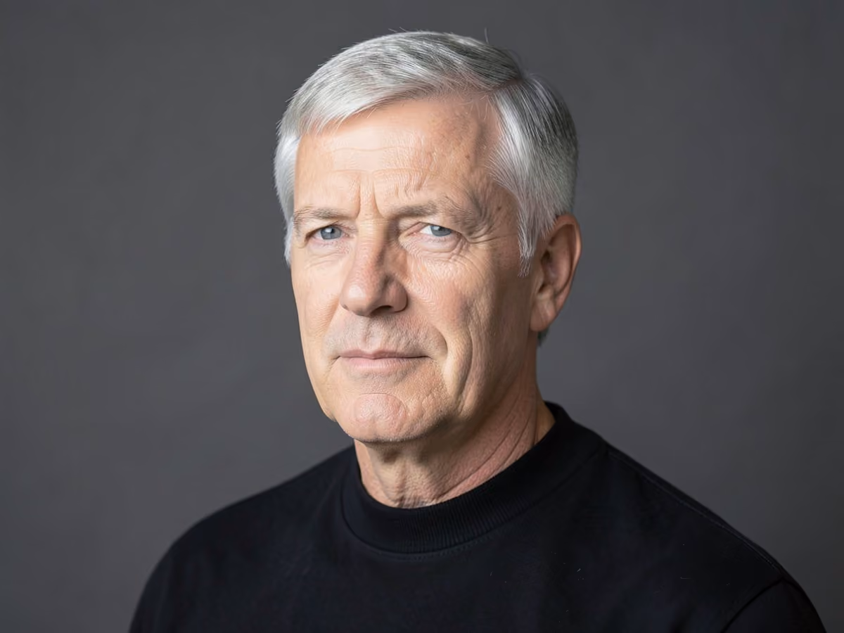 Man with a thin hair long face cut