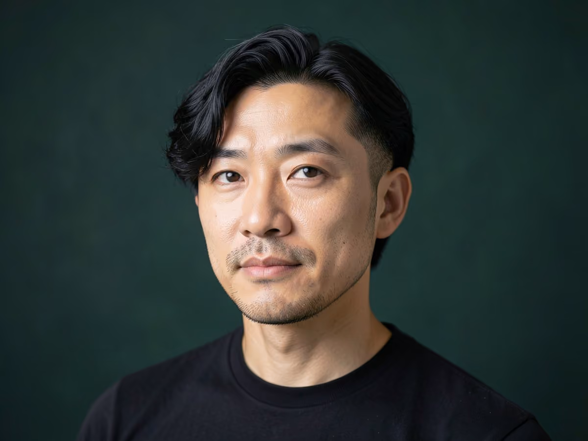 Man with a thin hair middle part