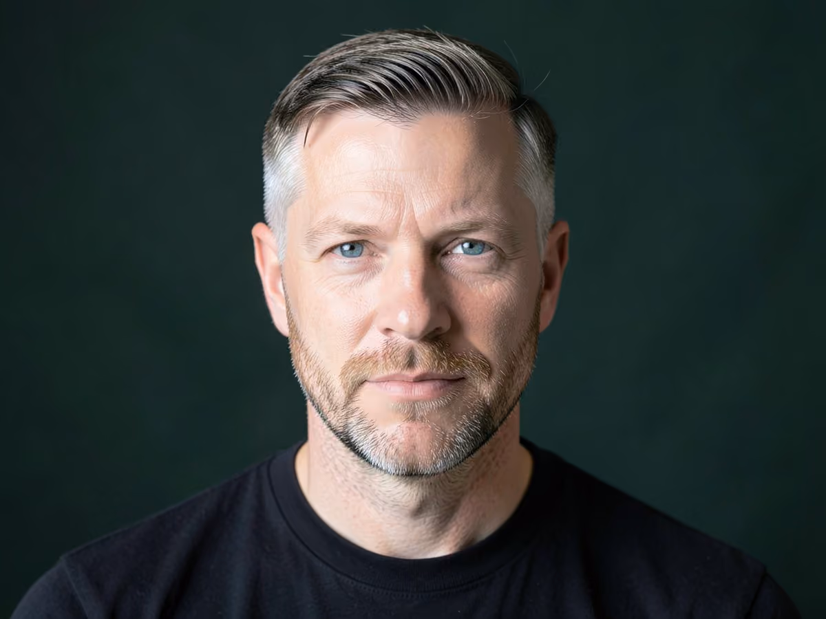 Man with a thin hair with lowlights